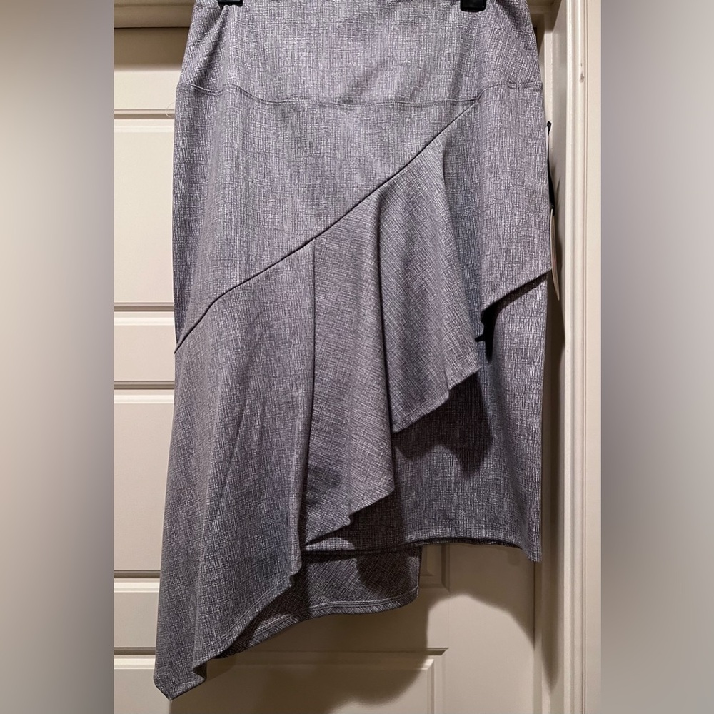 Gray fitted side-ruffled skirt